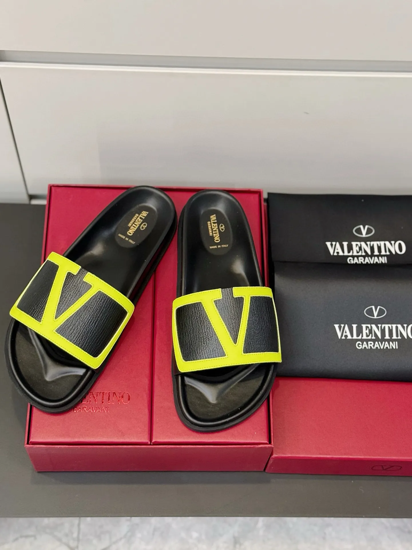 [VALENTINO] Top P: 540💰 Size: 39-44 (customized at 38.45) 🆕2025VLT — Valentino’s latest summer men’s slippers. The use of imported cowhide elements on slippers has been sublimated! It is worthy of recognition both visually and in terms of quality. Excellent quality, comfortable and durable! The embellishment of the perforated V hardware on the toe adds a sense of fashion! Cowhide feet